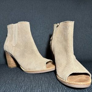 TOMS Majorca Peep-toe Suede Booties in Desert‎ Taupe, EUC, Size 6.5